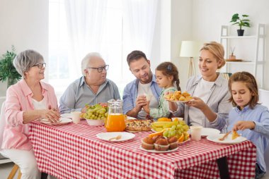 Evde birlikte sağlıklı bir yemek, öğle yemeği arası veren üç kuşak aile, evde yemek siparişi veren akşam yemeği, evde günlük hazır menü servis servisi, akşam yemeği dağıtımı için heyecanlı bir gün.