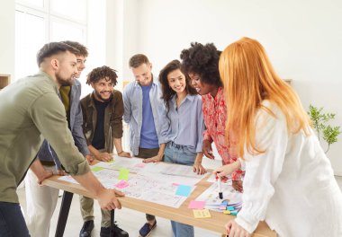 Bir iş projesinde birlikte çalışan sıradan insanlardan oluşan bir ekip. Ofiste buluşup yeni bir yaratıcı pazarlama stratejisi geliştiren bir grup mutlu, genç ve etnik çeşitlilikte insan. Takım çalışması konsepti