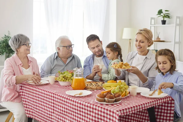 Evde birlikte sağlıklı bir yemek, öğle yemeği arası veren üç kuşak aile, evde yemek siparişi veren akşam yemeği, evde günlük hazır menü servis servisi, akşam yemeği dağıtımı için heyecanlı bir gün.