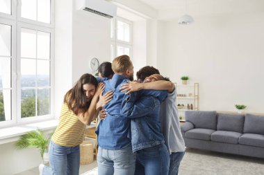 Hepinizi tekrar görmek çok güzel. Dostlar uzun bir ayrılıktan sonra buluşur. Neşeli arkadaşlar ayakta ve sarılıyorlar. Bir grup farklı insan, mutlu hayatları için birbirlerini kutluyorlar.