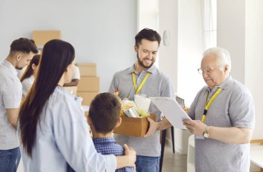 Hayır kurumunda çalışan bir grup gönüllü, hayır kurumunda çalışan insanlara ücretsiz yiyecek bağışı yapıyor. Kötü kavram için insani yardım, gönüllü yardım ve sosyal yardım.