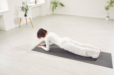 Kadınlar spor yaparken spor yaparken spor yaparken spor yaparken spor yaparken spor yapmaya ve spor yapmaya kendilerini adamışlar. Karın kaslarını çalıştırmaya odaklanır, gücünü ve bağlılığını gösterir..