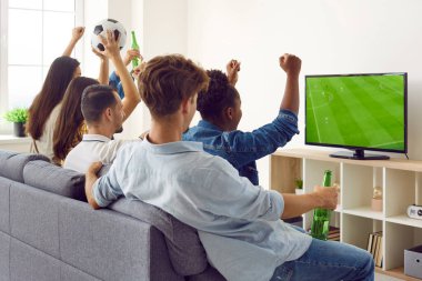 Televizyonda futbol maçı izleyen arkadaşlar. Bir grup çok ırklı genç, kanepede oturup TV 'de futbol seyrediyor, boş zamanın tadını çıkarıyor, bira içiyor, el kaldırıyor ve yüksek sesle tezahürat yapıyor.