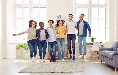 Neşeli, çeşitli arkadaşlar grubu birlikte eğleniyor. Birkaç mutlu, çoklu etnik çeşitlilikte gülümseyen genç insan birbirine sarılıyor ve evdeki oturma odasında birlikte zıplıyorlar.