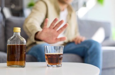 Adam alkolü reddediyor, ayıklık tercihi yapıyor. Bir adam evde bir bardağa el kaldırır, bağımlılığın ortasında sağlığa karşı koyan bir perhiz gösterir. Tema iyileşme içkiden sonra.