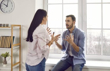 Aile çifti kavga ediyor. Genç bir adam ve kadın tartışıyor ve tartışıyor. Karı koca birbirlerine bağırıyorlar. Yanlış anlama, anlaşmazlık ve ilişki sorunları kavramı