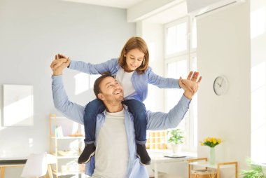 Sevgi dolu baba ve oğul, evde birlikte oynayarak kaliteli zaman geçiriyorlar. Ebeveyn sevgisi, sevgi, aile bağları ve mutlu bir ortamda boş zaman..