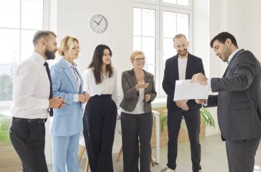 Çeşitli iş dünyası mutlu takımı yönetim kurulu brifinginde projeyi tartışıyor, patron iş arkadaşları beyin fırtınası için toplanıyor, fikirleri paylaşıyor, birlikte girişimde işbirliği yapıyorlar, takım çalışması yapıyorlar.