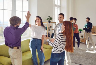 Çeşitli güler yüzlü insan grupları arkadaşlar ya da iş arkadaşları birlikte oturma odasında buluşuyorlar, konuşuyorlar ve birbirleriyle haberleri ve hikayeleri paylaşıyorlar evde toplanıyorlar. Pankart.