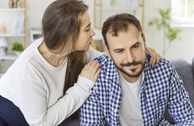 Fısıltı ve ikna yoluyla manipülasyon ve nüfuz. Bir kadın ortağına fısıldıyor, bir çift bir sırrı paylaşıyor. Samimi ilişkilerde ince psikolojik kontrol tasvir eder.