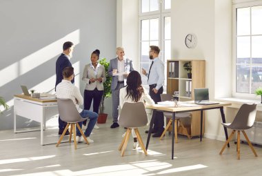 Muhtelif iş adamları ya da şirket çalışanları ofiste toplanırken konuşuyorlar. İş arkadaşları yeni bir proje ya da girişim hakkında konuşan meslektaşlarını dinliyor, şirketi analiz ediyorlar. Takım çalışması konsepti.