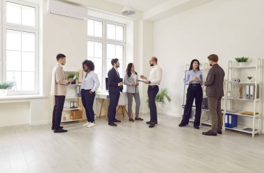 Ofiste bir toplantı, sunum ya da konferans sırasında iletişim kuran bir grup iş adamı. İş meselelerini, takım çalışmasını ve etkili takım iletişim becerilerini tartışıyorlar..