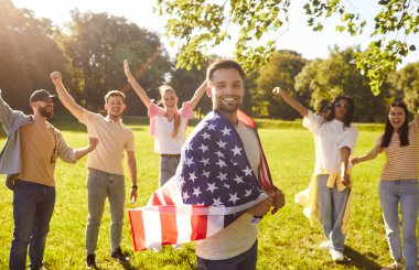 Bağımsızlık Günü, 4 Temmuz tatili, çeşitli insanlar tezahürat yapıyor, el kaldırıyorlar, Amerikan bayrağını tutuyorlar mutluluğu, vatanseverliği kutluyorlar, birliği temsil ediyorlar, milli gururu dışarıda neşeyle temsil ediyorlar.