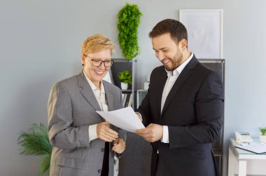 İş arkadaşları ofiste belge planlamasını tartışıyor. Şirket çalışanları analizi gözden geçirir, bir toplantı stratejisi belirler. Konsept takım çalışması, rehberlik, profesyonel işbirliği.