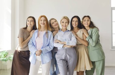 Eğitim sırasında akıl hocasıyla kadın grup toplantısı. Takım bir ofiste bir arada duruyor, liderlik, çeşitlilik ve güç gösteriyor. Atölye ima edildi. Odaklanan birlik ve takım çalışması.