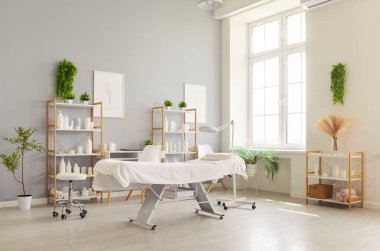 Sunny Spa Salonu 'nun iç mekanı yükseklik ayarlanabilir tedavi masası, kozmetik rafları ve kozmetik muayene lambası, sakin ve minimal tasarım için tasarlanmış. Cilt bakımı ve güzellik günü konsepti.