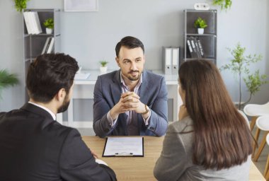 Temsilci ve çift müvekkili masada ciddi tartışmalar, dikkat ve satış, danışmanlık satın alma, resmi görüşme, danışma, profesyonel etkileşim ve ofis odasında müzakere, sözleşme planı