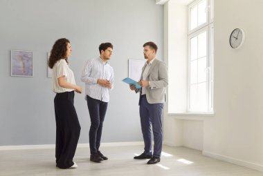 Boş ev turu için çiftler ve emlakçılar buluşuyor. Emlakçı ve müşteriler kira veya satın alma sözleşmelerini pencere kenarında tartışırlar, müşteriler danışma sırasında satıcının güvenini dinlerler