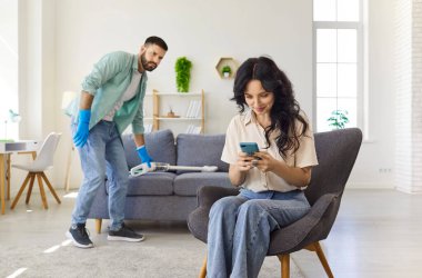 Evde bir çift oturma odasını temizlerken, kıskanç bir adam aldatmadan şüpheleniyor ve internette gizlice flört ediyor akıllı telefon kullanarak bir kadına yaklaşıyorlar. Sinsi genç hilekar kız mesajları okumak için telefonu tutuyor.