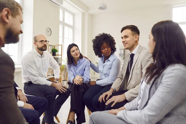 Bir grup iş adamı bir çemberde oturup toplantıda sohbet ediyorlar. Şirket çalışanları beyin fırtınası yaparak büyük kararlar alıyorlar. İş arkadaşları meslektaşlarını dinler..