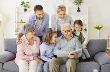 Aile birlikte zaman geçirir, evde bir fotoğraf albümüne göz atarlar. Anılar, hatıralar ve şefkat, bağlanma aktivitesi ilişkileri ve aşkı güçlendirir, günlerine eğlence ve sıcaklık katar.
