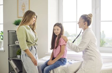 Çocuk doktoru, klinikteki çocuğu kontrol etmek için steteskop kullanıyor. Rutin muayene sağlık ve check-up hizmeti sunar, hasta konsültasyon alır. Aile doktoru, sağlık sigortası konsepti.