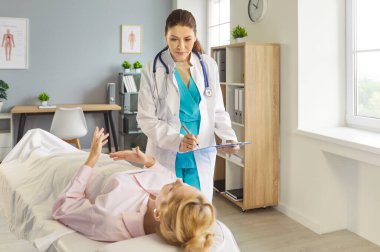 Kadın hasta terapi kanepesinde uzanıp kliniğe geldiğinde terapist ya da psikologla konuşuyor. Anksiyete, depresyon, stres ve travma bozuklukları için profesyonel yardım alıyor. Zihinsel sağlık konsepti