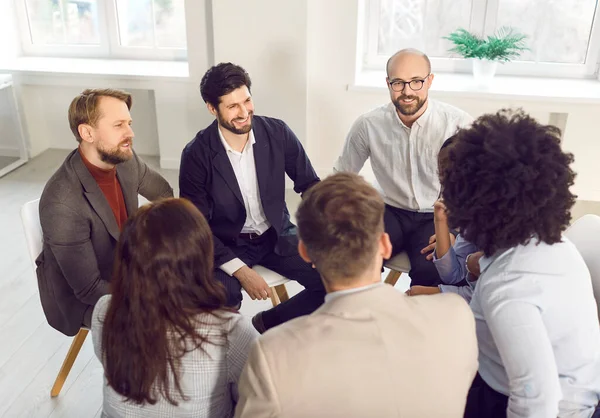 İş bürosu, çok ırklı çalışanlardan oluşan başarılı bir grup beyin fırtınası, çeşitli ırksal çalışanları eğitme, psikolojik rehabilitasyon seansı, paylaşım sorunları, plan, terapi toplantısı...