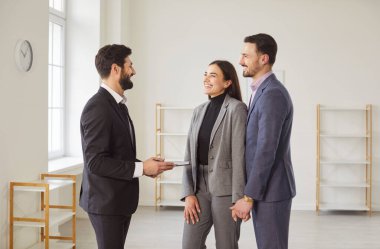 Mutlu emlakçı ya da emlakçı satın almadan önce birkaç müşteriye yeni bir ev sunuyor, mülkiyet keşfi, müşteri memnuniyeti satın alma ve güvene yönelik kararlara odaklanıyor.