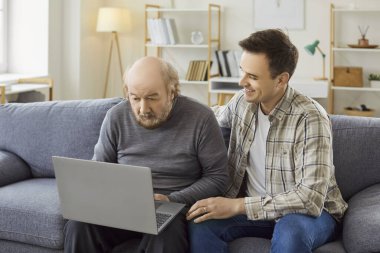 Dizüstü bilgisayarı olan son sınıf öğrencisi, yetişkin oğlu, yetişkin torunu ve yaşlı babası uygulama kullanmayı öğreniyor, internet ya da internet üzerinden mal ya da hizmet seçiyor, evde birlikte sörf yapıyor, yeni yararlı çevrimiçi hizmetler