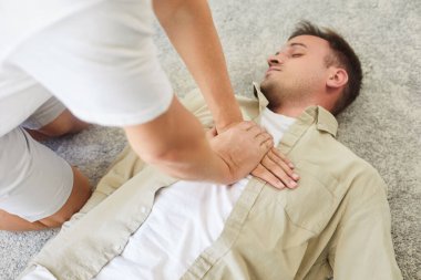 Kalp masajı kalp masajı acil serviste hastaya yardımcı olur. Eller tepkisiz baygın bir adamın göğsüne bastırır. Kurtarıcı hastaya ilk yardım sağlar. Hayat kurtarma becerileri konsepti.