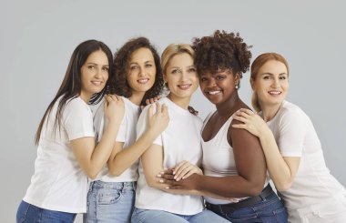 Çok çeşitli gülümseyen genç kızlar en iyi arkadaşlarmış gibi davranıyorlar. Çok ırklı çekici kadınlar, bekarlığa veda partilerini, takılmayı, güzellik salonlarını tatmin ediyorlar. Heyecanlanıyorlar, bakım paylaşıyorlar.