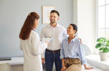 Hamilelik, kısırlık ya da üreme sağlığıyla ilgili sağlık tavsiyelerini paylaşan çok ırklı pozitif çift. Kısırlık, klinik konseptinde aile planlaması danışmanlığı