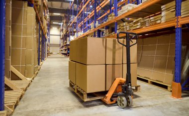 Depo lojistik kutuları vagon rafı depolama. Manüel palet krikosu kutuları koridorda taşıyor. Teslimat, nakliye, envanter için ideal. Aerodinamik depo operasyonlarının sembolü.