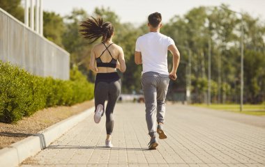 Güneş ışığı altında birlikte koşan çift, açık hava egzersizi, sağlık ve spor için hareket, aktif ortaklık, sağlıklı yaşam tarzı, hareket özgürlüğü, birlikte refah, enerjik spor, arka