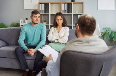 Karı koca hastane ofisinde teşhis konulması için doktora giderler. Dosyası olan bir tıp profesörü, bir çiftin önünde oturuyor ve güvenle bakıyor. Tıp, aile kavramı