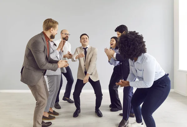 Mutlu bir şirket çalışanı takım elbise giyer ve boş ofiste dans eder, başarıyı kutlar, iş arkadaşlarıyla anlaşma ya da iş başarısı yapar ve meslektaşlarını alkışlar..