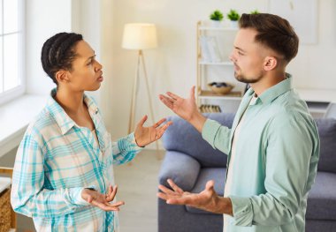 Aile çiftleri kavga eder, boşanma ve sorunla ilgilenir, kızgın çatışmalar gösterir, ayrılık kararı üzerinde çalışır, stresli bir ev ortamında kararlılıkla sorunları ele alır.