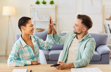 Kadın ve erkek öğrenciler anlaşmaya vardılar, birbirlerine beşlik çaktılar, arkadaş canlısı bir takım olarak çalıştılar, modern akıllı telefonu internette sörf yapmak için kullandılar, oturma odasının içlerine karşı poz verdiler..