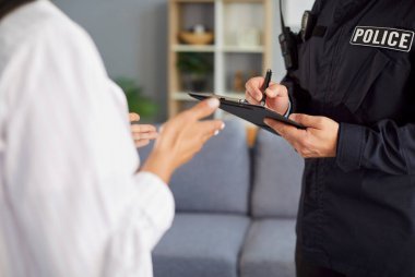 Bir dedektifin ya da polis memurunun sorgulama sırasında bir suç raporunu tamamlaması bir hırsızlık soruşturmasının özünü yakalar. Kolluk kuvvetleri, güvenlik ve kapsamlı raporlama.