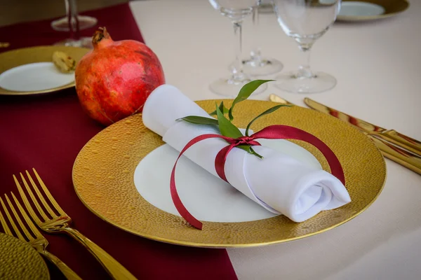 Mesa de decoración de bodas en la sala — Foto de Stock