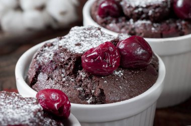 Kahvaltı için kirazlı ev yapımı çikolatalı ve kahveli kek.