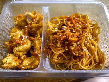 Çıtır tavuk ve erişte. Yemek, mutfak, yemek, fotoğraf. Yakın çekim manzarası.