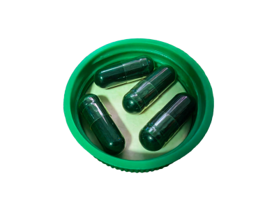 Yeşil kase ilaç hazırlama kapsülleri kapalı alanda sağlığa ve sağlığa yakından bakıyor.