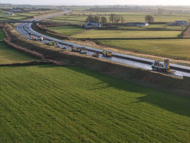 12 Aralık 2025: M17 'de 19. Çıkış' tan sonra Limerick 'e doğru bir kaza oldu. En az iki araba çarpıştı. Acil durum ekipleri olay yerine intikal etti ve bu fotoğraflar araçlar şeritleri boşaltmak için çekilmeye başladıktan sonra çekildi..