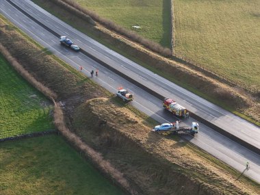 12 Aralık 2025: M17 'de 19. Çıkış' tan sonra Limerick 'e doğru bir kaza oldu. En az iki araba çarpıştı. Acil durum ekipleri olay yerine intikal etti ve bu fotoğraflar araçlar şeritleri boşaltmak için çekilmeye başladıktan sonra çekildi..