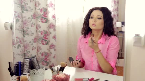 Maquillaje de mujer mirando el espejo — Vídeos de Stock