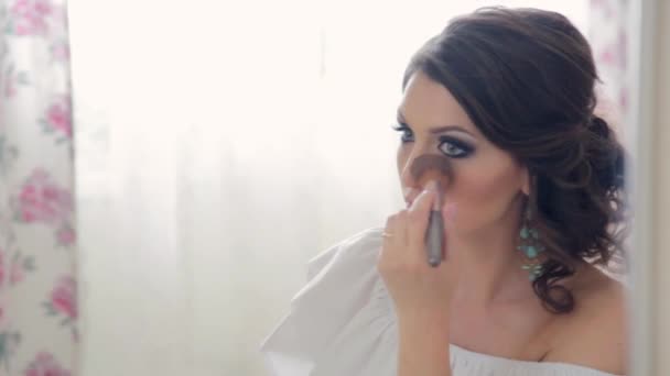 Aynaya bakıyor güzel kadın makyaj — Stok video