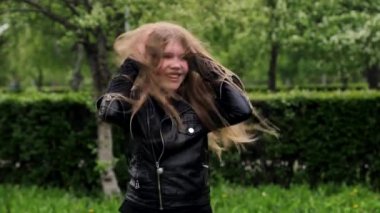 Güzel genç kız uzun sarı saç deli duygular Park'ta dans hareket