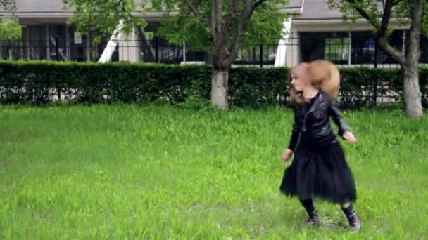 Chica adolescente saltando y girando emociones locas en el parque — Vídeos de Stock